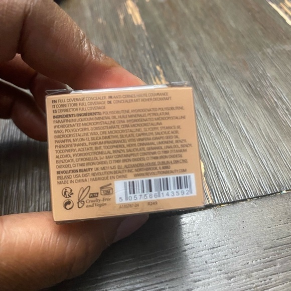 Makeup Revolution Conceal and Fix Ultimate Concealer
~Deep Tan - Picture 3 of 5